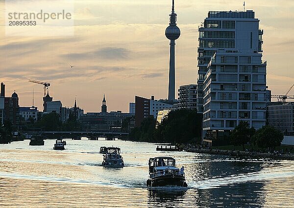 Boats sailing at sunset on the Spree  Berlin  30.07.2024  Berlin  Berlin  Germany  Europe