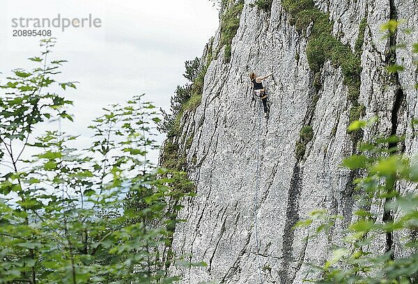 A woman climbs a route on the Spitzsteinwand in Erl  14.07.2024