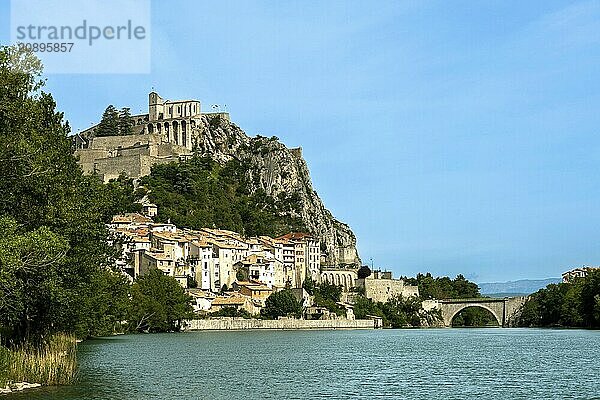 Sisteron. The citadel facing the Baume rock overlooking the river Durance  Alpes-de-Haute-Provence. Provence-Alpes-Côte d'Azur. France