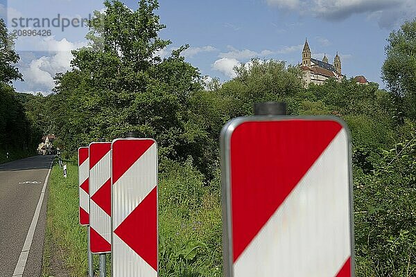 View from the roadside to the Comburg  Steinbach  Schwäbisch Hall-Steinbach  road sign  traffic sign  sign  Kocher valley  Kocher  river  Schwäbisch Hall  Heilbronn-Franken  Hohenlohe  Baden-Württemberg  Germany  Europe