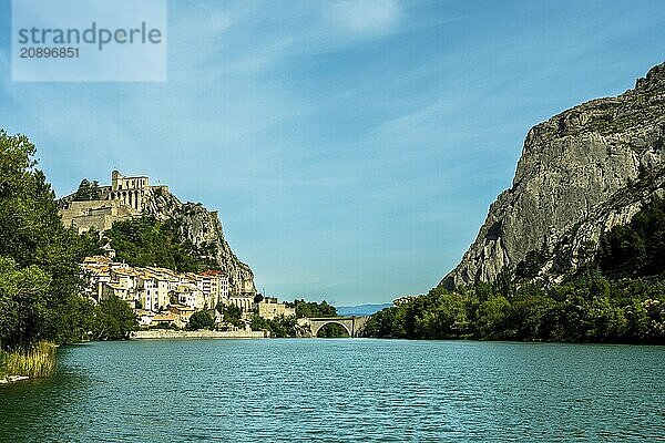 Sisteron. The citadel facing the Baume rock overlooking the river Durance  Alpes-de-Haute-Provence. Provence-Alpes-Côte d'Azur. France