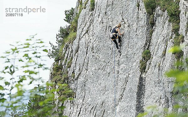 A woman climbs a route on the Spitzsteinwand in Erl  14.07.2024