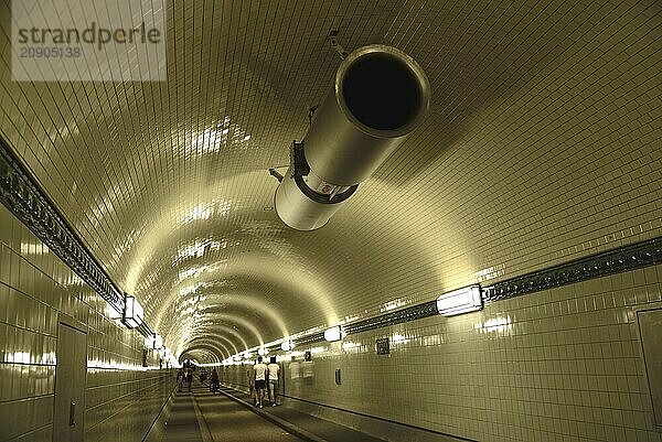 Europa  Deutschland  Hamburg  City  Hafen  Alter Elbtunnel unter der Elbe  restaurierte Oströhre  Innenansicht  Verbindung zwischen St. Pauli und Hafen  Erbaut 1911  Lüftung an Tunneldecke  Europa