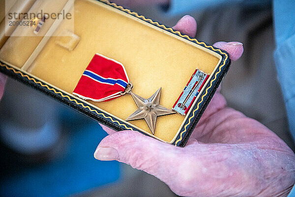 Männerhand hält Etui mit Bronze Star Medaille aus dem Zweiten Weltkrieg hoch  Sparks  MD