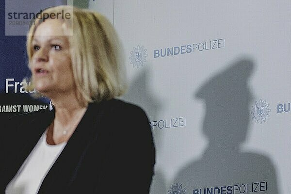 Nancy Faeser (SPD)  Bundesministerin für Inneres und Heimat  aufgenommen im Rahmen eines Pressestatements anlässlich der Eröffnung der ersten Anlaufstelle 'Gewalt gegen Frauen' der Bundespolizei am Ostbahnhof in Berlin  15.08.2024