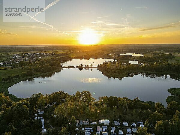 Die Ferienanlage Bad Sonnenland liegt idyllisch eingebettet von Wiesen und Wäldern direkt am Dippelsdorfer Teich. In der wunderschönen natrubelassenen Anlage warten verschiedene Ferienhäuser  Zelt- und Campingplätze auf Ihre Gäste. Das großzuügige Areal bietet vielfältige Angebote für einen erlebnisreichen erholsamen Aufenthalt  Campingplatz Bad Sonnenland bei Moritzburg  Moritzburg  Sachsen  Deutschland  Europa