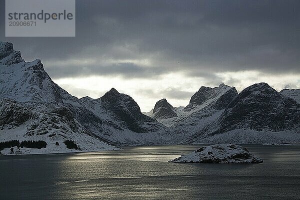 Landschaft auf den Lofoten in Norwegen im Winter.  Lofoten  Norwegen  Skandinavien  Europa