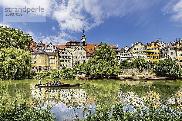 Neckarfront Tübingen mit Stocherkahn auf dem Neckar. Postkartenmotiv mit historischen Gebäuden  Stiftskirche und Hölderlinturm. Tübingen  Baden-Württemberg  Deutschland  Europa