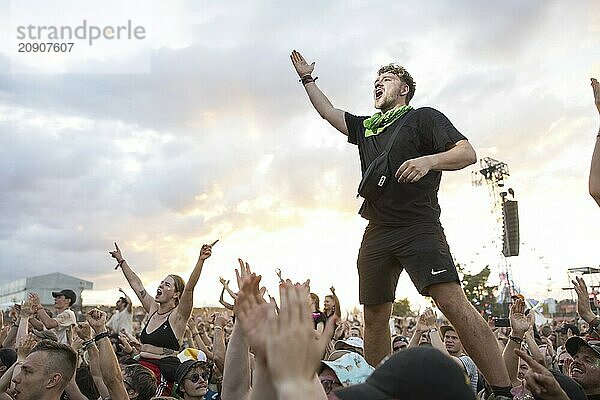 Ein Festivalbesucher steht auf den Händen zweier Personen während des Auftritts der Band Feine Sahne Fischfilet beim Highfield Festival am Samstag  Störmthaler See  17.08.2024