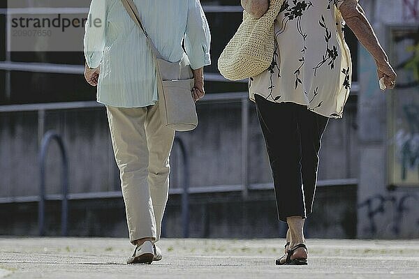 Zwei ältere Frauen laufen gemeinsam  aufgenommen in Berlin  07.08.2024