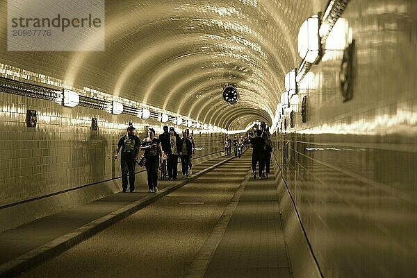 Europa  Deutschland  Hamburg  City  Hafen  Alter Elbtunnel unter der Elbe  restaurierte Oströhre  Innenansicht  Verbindung zwischen St. Pauli und Hafen  Erbaut 1911  Fußgänger  Europa