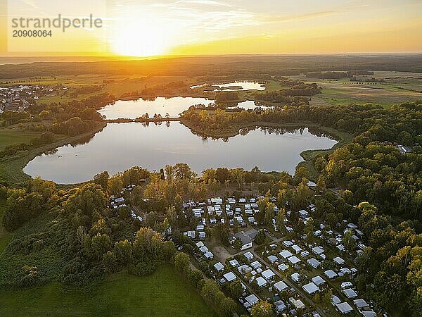 Die Ferienanlage Bad Sonnenland liegt idyllisch eingebettet von Wiesen und Wäldern direkt am Dippelsdorfer Teich. In der wunderschönen natrubelassenen Anlage warten verschiedene Ferienhäuser  Zelt- und Campingplätze auf Ihre Gäste. Das großzuügige Areal bietet vielfältige Angebote für einen erlebnisreichen erholsamen Aufenthalt  Campingplatz Bad Sonnenland bei Moritzburg  Moritzburg  Sachsen  Deutschland  Europa