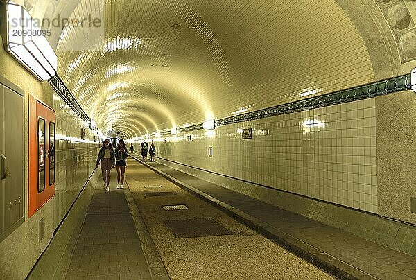 Europa  Deutschland  Hamburg  City  Hafen  Alter Elbtunnel unter der Elbe  restaurierte Oströhre  Innenansicht  Verbindung zwischen St. Pauli und Hafen  Erbaut 1911  Anfang Tunnelröhre  Europa