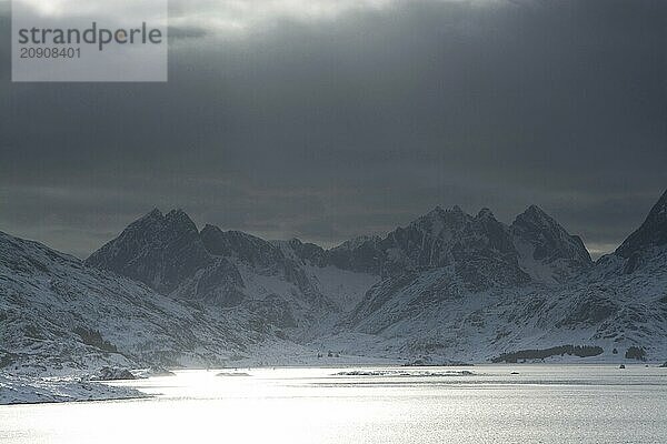 Landschaft auf den Lofoten in Norwegen im Winter.  Lofoten  Norwegen  Skandinavien  Europa