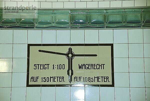 Europa  Deutschland  Hamburg  City  Hafen  Alter Elbtunnel unter der Elbe  restaurierte Oströhre  Innenansicht  Verbindung zwischen St. Pauli und Hafen  Erbaut 1911  Anzeige der Steigung  Europa