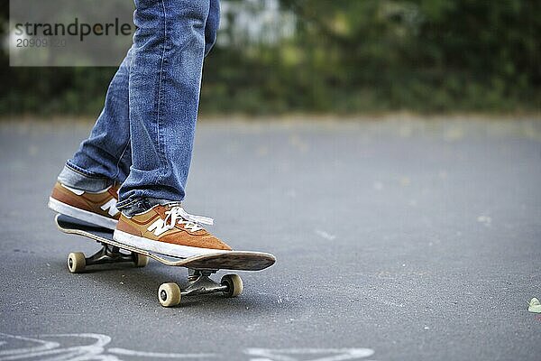 Eine Person fährt Skateboard in Berlin  16.08.2024