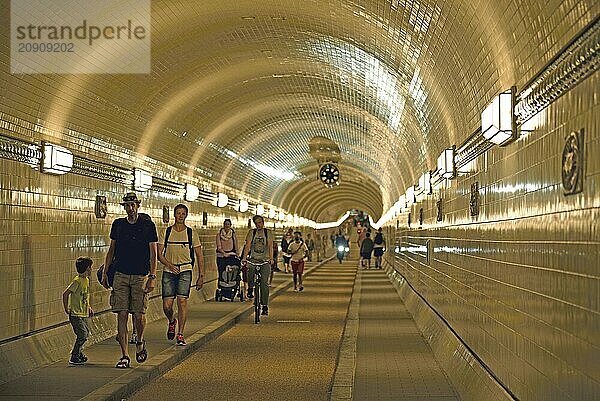 Europa  Deutschland  Hamburg  City  Hafen  Alter Elbtunnel unter der Elbe  restaurierte Oströhre  Innenansicht  Verbindung zwischen St. Pauli und Hafen  Erbaut 1911  Fußgänger  Europa