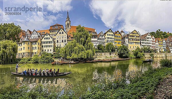 Neckarfront Tübingen mit Stocherkahn auf dem Neckar. Postkartenmotiv mit historischen Gebäuden  Stiftskirche und Hölderlinturm. Tübingen  Baden-Württemberg  Deutschland  Europa