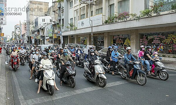 Menschen auf Motorrädern in den Straßen von Saigon  Ho Chi Minh Stadt  Vietnam  Asien