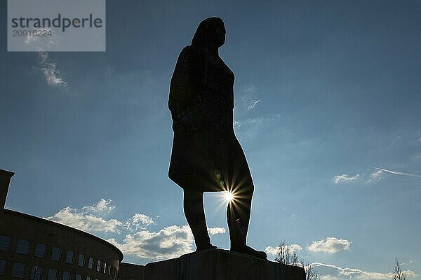 Silhouette einer Frauenstatue  Sonnenstern  Bitterfeld  Wolfen  Sachsen-Anhalt  Deutschland  Europa