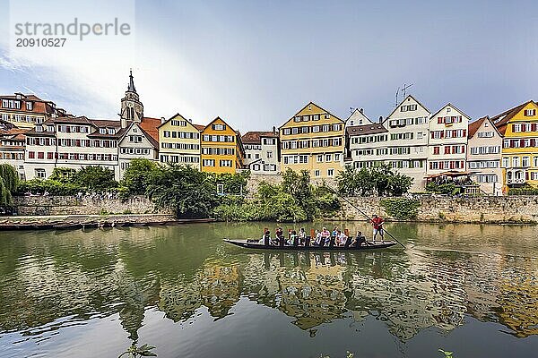 Neckarfront Tübingen mit Stocherkahn auf dem Neckar. Postkartenmotiv mit historischen Gebäuden und Stiftskirche. Tübingen  Baden-Württemberg  Deutschland  Europa