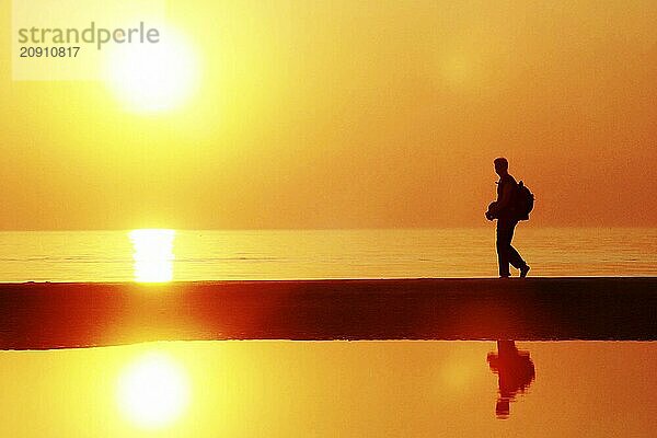 Junger Mann  Silhouette  Wanderung am Meer  Sonnenuntergang  Urlaub  Freizeit  Frei  Friedlich  Sonne  MR:Yes  Wien  Österreich  Europa