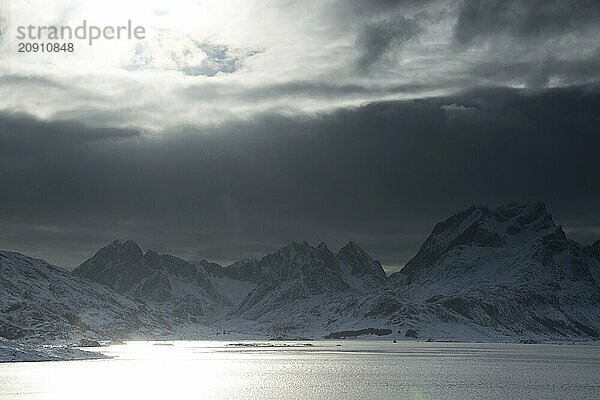 Landschaft auf den Lofoten in Norwegen im Winter.  Lofoten  Norwegen  Skandinavien  Europa