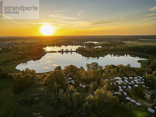 Die Ferienanlage Bad Sonnenland liegt idyllisch eingebettet von Wiesen und Wäldern direkt am Dippelsdorfer Teich. In der wunderschönen natrubelassenen Anlage warten verschiedene Ferienhäuser  Zelt- und Campingplätze auf Ihre Gäste. Das großzuügige Areal bietet vielfältige Angebote für einen erlebnisreichen erholsamen Aufenthalt  Campingplatz Bad Sonnenland bei Moritzburg  Moritzburg  Sachsen  Deutschland  Europa