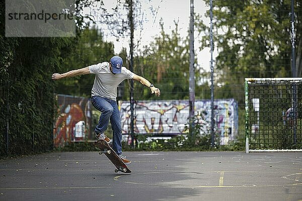 Ein Mann macht einen Ollie auf einem Skateboard in Berlin  16.08.2024