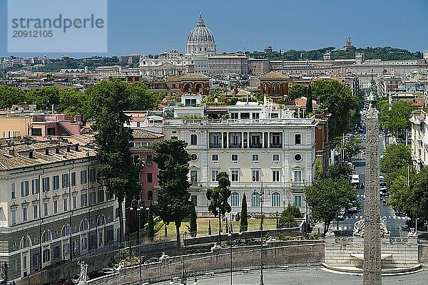 Blick von Terrazza dei Pincio  Memorialkirche  Templum Vaticanum  Basilica Sancti Petri  San Pietro  Basilika Sankt Peter  Silhouette des Petersdomes  Rom  Latium  Italien  Vatikan  Europa