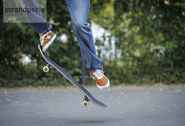 Eine Person macht einen Ollie auf einem Skateboard in Berlin  16.08.2024