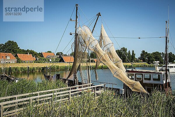 Enkhuizen  Niederlande  Juni 2022. Traditionelle Fischerboote und Netze  die im Zuiderzee Museum in Enkhuizen zum Trocknen aufgehängt sind. Selektiver Fokus  Europa