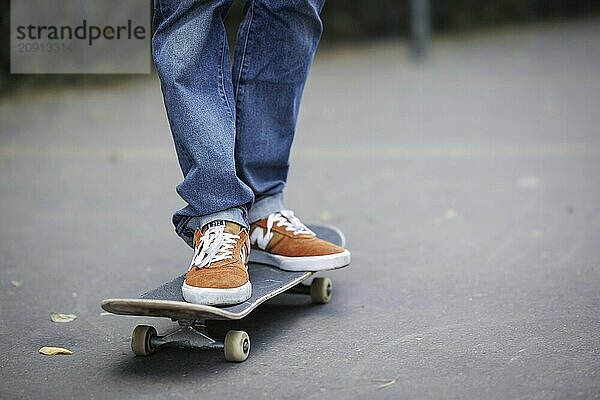 Eine Person fährt Skateboard in Berlin  16.08.2024