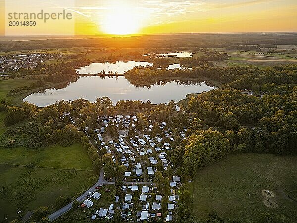 Die Ferienanlage Bad Sonnenland liegt idyllisch eingebettet von Wiesen und Wäldern direkt am Dippelsdorfer Teich. In der wunderschönen natrubelassenen Anlage warten verschiedene Ferienhäuser  Zelt- und Campingplätze auf Ihre Gäste. Das großzuügige Areal bietet vielfältige Angebote für einen erlebnisreichen erholsamen Aufenthalt  Campingplatz Bad Sonnenland bei Moritzburg  Moritzburg  Sachsen  Deutschland  Europa