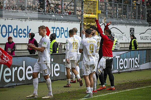 20.04.2024  Fußball 2. Bundesliga  Saison 2023/24  30. Spieltag: 1. FC Kaiserslautern gegen SV Wehen Wiesbaden (1:1) . Große Freude der Spieler des SV Wehen Wiesbaden nach dem Remis in Kaiserslautern