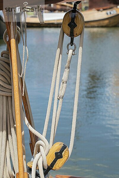 Enkhuizen  Niederlande. Juni 2022. Takelage von historischen Schiffen in Enkhuizen. Selektiver Fokus