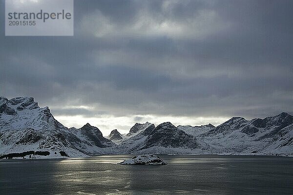 Landschaft auf den Lofoten in Norwegen im Winter.  Lofoten  Norwegen  Skandinavien  Europa