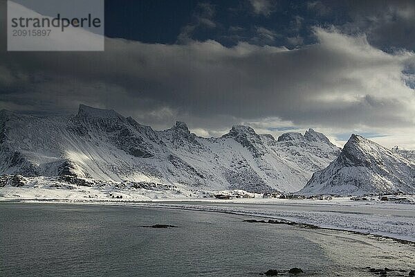 Landschaft auf den Lofoten in Norwegen im Winter.  Lofoten  Norwegen  Skandinavien  Europa