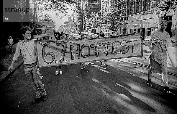 Deutschland  Berlin  1.07.1991  die KULE (Kunst+Leben) Leute machen Werbung für ihr Hoffest  Oranienburger Straße  Europa