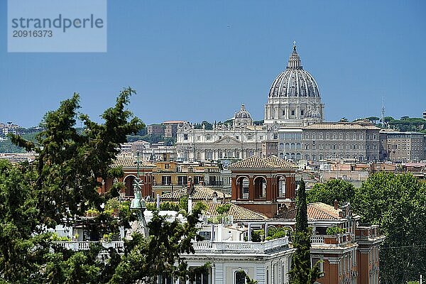 Blick von Terrazza dei Pincio  Memorialkirche  Templum Vaticanum  Basilica Sancti Petri  San Pietro  Basilika Sankt Peter  Silhouette des Petersdomes  Rom  Latium  Italien  Vatikan  Europa