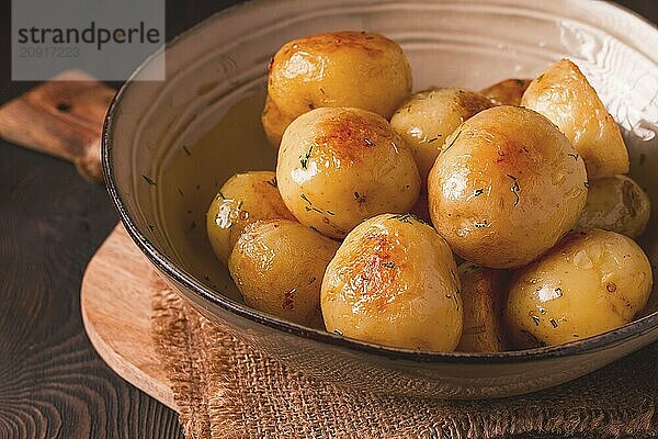 Frisch gekochte  neue Kartoffeln  mit Dill  auf einem Holztisch  selektiver Fokus. Nahaufnahme  Tonung  keine Personen