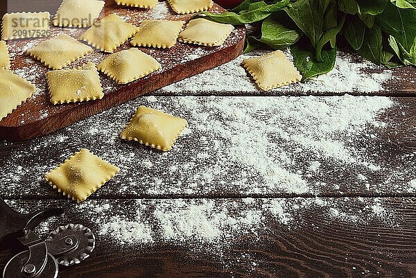 Käse Ravioli  mit Spinat und Käse  mit Zutaten  auf einem Holztisch  horizontal  keine Personen  selektiver Fokus