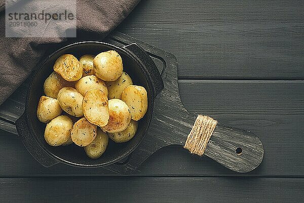 Frisch gekochte  neue Kartoffeln  mit Dill  auf einem Holztisch  selektiver Fokus. Nahaufnahme  Tonung  keine Personen