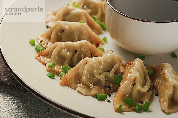 Japanische Gyoza Knödel  gebraten  mit Soße  Draufsicht  ohne Personen  getönt  selektiver Fokus