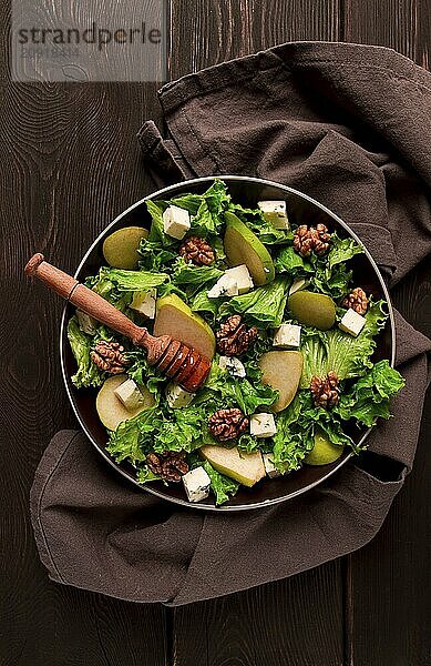 Keto Salat  Birne mit Blauschimmelkäse und Walnuss  selektiver Fokus  keine Menschen  Nahaufnahme