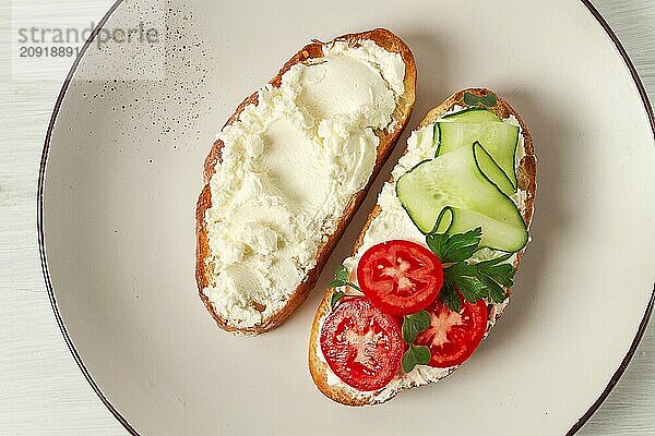 Sandwich  mit Frischkäse  hausgemacht  auf einem Schneidebrett  rustikal  ohne Menschen  selektiver Fokus  Frühstück