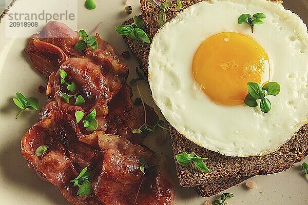 Frühstück  Spiegelei mit Speck  mikro grün  auf einem hellen Hintergrund  keine Menschen  selektiver Fokus