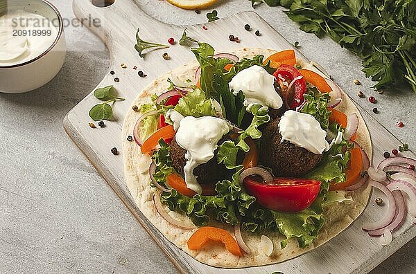 Tortilla mit Falafel und Gemüsesalat  weiße Soße  arabische Küche  Draufsicht  hausgemacht  keine Personen  vegetarisch