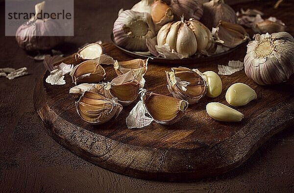 Frischer Knoblauch  auf einem dunklen Hintergrund  Draufsicht  Lebensmittelkonzept