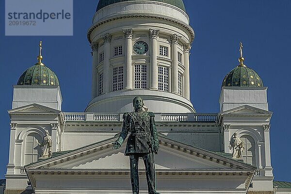 Front einer großen weißen Kathedrale mit grüner Kuppel und Statue im Vordergrund unter blauem Himmel  Helsinki  Finnland  Europa